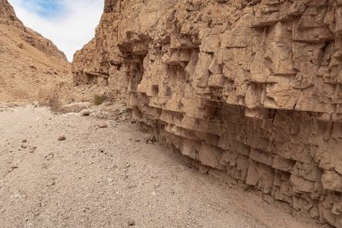 İsrail 'deki Kudüs yakınlarında, Ölü Deniz' in İsrail tarafında, Tamarim deresinin yanındaki taş çöl dağları.