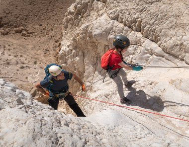 Kudüs, İsrail, 16 Nisan 2022: Sporcular, İsrail 'in Kudüs yakınlarındaki Tamarim deresi yakınlarındaki Musevi Çölü' nün dağlarında çatırdamak için ekipmanla dağdan inmeye başladılar.