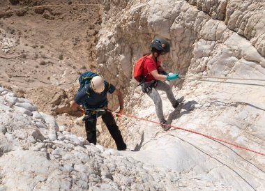 Kudüs, İsrail, 16 Nisan 2022: Sporcular, İsrail 'in Kudüs yakınlarındaki Tamarim deresi yakınlarındaki Musevi Çölü' nün dağlarında çatırdamak için ekipmanla dağdan inmeye başladılar.