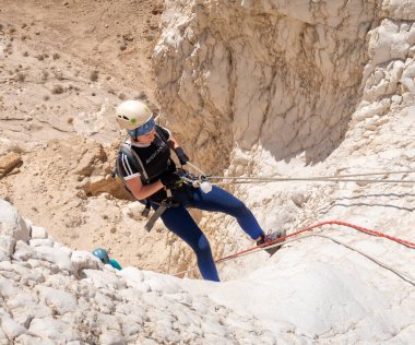 Kudüs, İsrail, 16 Nisan 2022: Tecrübeli bir atlet İsrail 'in Kudüs yakınlarındaki Tamarim deresi yakınlarındaki Musevi Çölü' nün dağlarında kopan aletlerle inişe geçiyor.