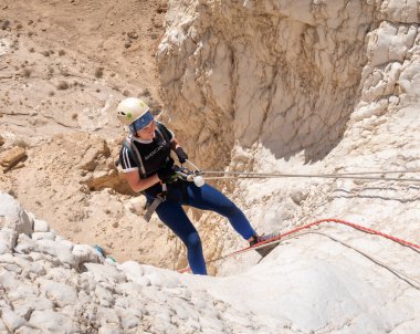 Kudüs, İsrail, 16 Nisan 2022: Tecrübeli bir atlet İsrail 'in Kudüs yakınlarındaki Tamarim deresi yakınlarındaki Musevi Çölü' nün dağlarında kopan aletlerle inişe geçiyor.