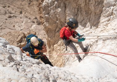 Kudüs, İsrail, 16 Nisan 2022: Sporcular, İsrail 'in Kudüs yakınlarındaki Tamarim deresi yakınlarındaki Musevi Çölü' nün dağlarında çatırdamak için ekipmanla dağdan inmeye başladılar.