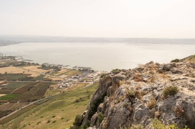 Arbel Dağı 'ndan komşu vadiye ve Kinneret Gölü kıyısındaki köylere bakın. Kuzey İsrail' in Tiberias kenti yakınlarındaki Celile Denizi.