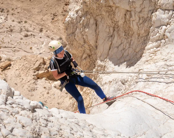 Kudüs, İsrail, 16 Nisan 2022: Tecrübeli bir atlet İsrail 'in Kudüs yakınlarındaki Tamarim deresi yakınlarındaki Musevi Çölü' nün dağlarında kopan aletlerle inişe geçiyor.