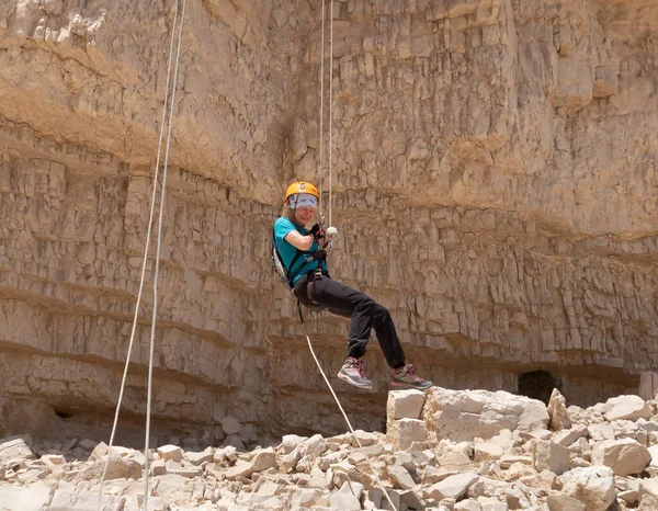 Kudüs, İsrail, 16 Nisan 2022: Deneyimli bir atlet, İsrail 'in Kudüs yakınlarındaki Tamarim deresi yakınlarındaki Musevi Çölü' nün dağlarında kırılma ekipmanlarıyla birlikte iniyor.