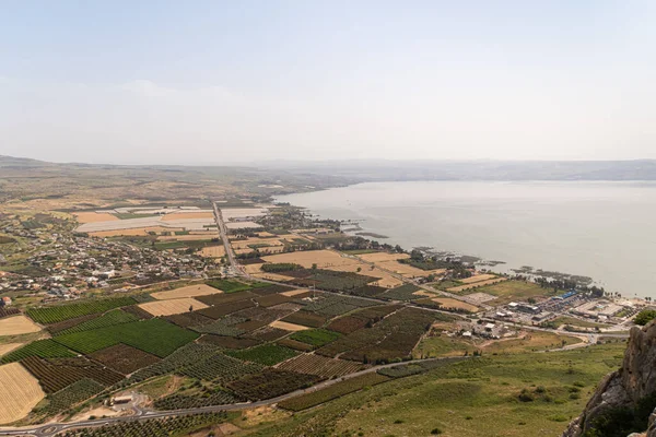 Arbel Dağı 'ndan komşu vadiye ve Kinneret Gölü kıyısındaki köylere bakın. Kuzey İsrail' in Tiberias kenti yakınlarındaki Celile Denizi.