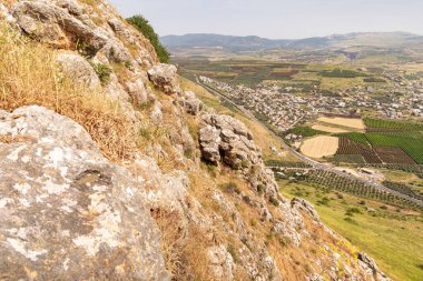 Arbel Dağı 'ndan Kinneret Gölü kıyısındaki komşu vadiye bakın. Kuzey İsrail' deki Tiberias kenti yakınlarındaki Celile Denizi.