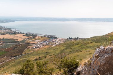 Arbel Dağı 'ndan komşu vadiye ve Kinneret Gölü kıyısındaki köylere bakın. Kuzey İsrail' in Tiberias kenti yakınlarındaki Celile Denizi.