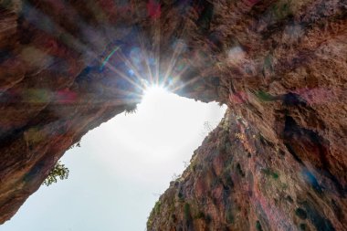 Kinneret Gölü kıyısındaki Arbel Dağı 'ndaki büyük mağaradan çıkış. Kuzey İsrail' deki Tiberias kenti yakınlarındaki Celile Denizi.