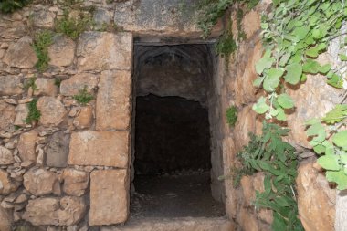 Kinneret Gölü kıyısındaki Arbel Dağı 'ndaki antik yerleşim alanının kalıntıları. Kuzey İsrail' deki Tiberias kenti yakınlarındaki Celile Denizi.
