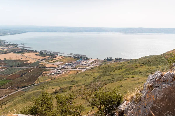 アルベル山から隣接する谷やキンネレ湖沿岸の村への眺め ガリラヤ湖 ティベリヤ市の近く イスラエル北部 — ストック写真