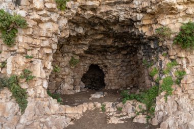 Kinneret Gölü kıyısındaki Arbel Dağı 'ndaki antik yerleşim alanının kalıntıları. Kuzey İsrail' deki Tiberias kenti yakınlarındaki Celile Denizi.