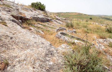 Kinneret Gölü kıyısındaki Arbel Dağı 'na ilkel insanların gömülmesi. Kuzey İsrail' deki Tiberias kenti yakınlarındaki Celile Denizi.