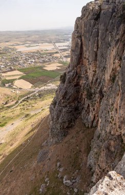 Arbel Dağı 'ndan komşu vadiye ve Kinneret Gölü kıyısındaki köylere bakın. Kuzey İsrail' in Tiberias kenti yakınlarındaki Celile Denizi.