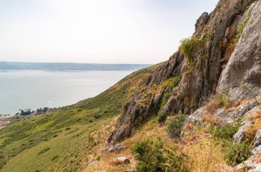 Arbel Dağı 'ndan Kinneret Gölü kıyısındaki komşu vadiye bakın. Kuzey İsrail' deki Tiberias kenti yakınlarındaki Celile Denizi.