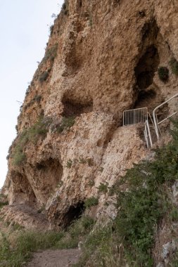 Kinneret Gölü kıyısındaki Arbel Dağı 'ndaki antik yerleşim alanının kalıntıları. Kuzey İsrail' deki Tiberias kenti yakınlarındaki Celile Denizi.