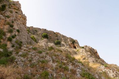 Kinneret Gölü kıyılarında yer alan Arbel Dağı 'nın yamacı olan küçük eğri ağaçlar, çimenler ve çalılarla kaplıydı. Kuzey İsrail' de Tiberias kenti yakınlarındaki Celile Denizi..