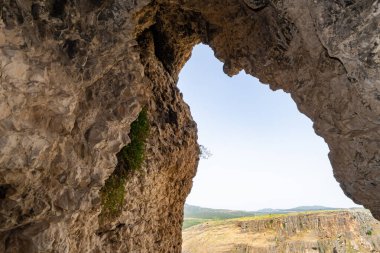 Arbel Dağı 'ndaki mağaradan çıkıp Kinneret Gölü kıyısındaki komşu vadiye gidin. Kuzey İsrail' deki Tiberias kenti yakınlarındaki Celile Denizi.