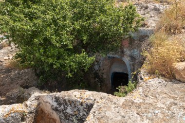 Kinneret Gölü kıyısındaki Arbel Dağı 'ndaki antik yerleşim alanının kalıntıları. Kuzey İsrail' deki Tiberias kenti yakınlarındaki Celile Denizi.