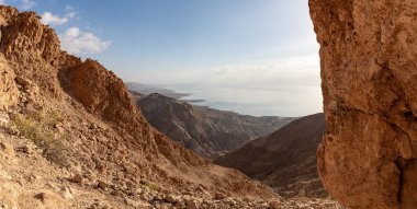 Ölü Deniz üzerinde gün doğumu Khatsatson deresi yakınlarındaki taştan çöl dağları yakınında, Ölü Deniz 'in İsrail tarafında, Kudüs yakınlarında, İsrail' de