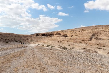 Kuru nehir yatağı Khatsatson deresinin yakınındaki taştan çölden geçiyor, İsrail 'deki Kudüs yakınlarında, Ölü Deniz' in İsrail tarafında.