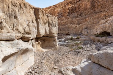 Kuru nehir yatağı Khatsatson deresinin yakınındaki taştan çölden geçiyor, İsrail 'deki Kudüs yakınlarında, Ölü Deniz' in İsrail tarafında.