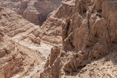 Kuru nehir yatağı Khatsatson deresinin yakınındaki taştan çölden geçiyor, İsrail 'deki Kudüs yakınlarında, Ölü Deniz' in İsrail tarafında.