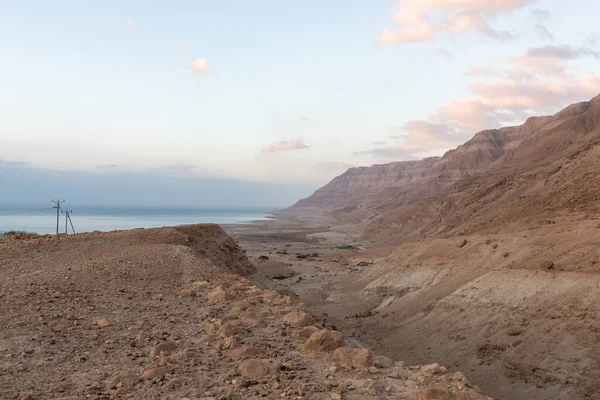 ハットソン川の近くの砂漠の山の近くの死海の上の日の出イスラエルのエルサレムの近くの死海のイスラエル側 — ストック写真