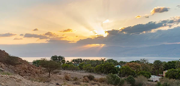 ハットソン川の近くの砂漠の山の近くの死海の上の日の出イスラエルのエルサレムの近くの死海のイスラエル側 — ストック写真