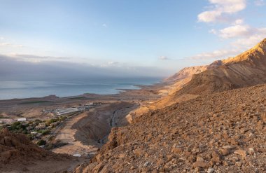 Ölü Deniz üzerinde gün doğumu Khatsatson deresi yakınlarındaki taştan çöl dağları yakınında, Ölü Deniz 'in İsrail tarafında, Kudüs yakınlarında, İsrail' de