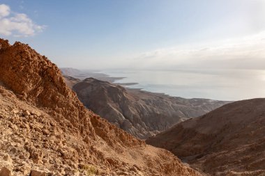 Ölü Deniz üzerinde gün doğumu Khatsatson deresi yakınlarındaki taştan çöl dağları yakınında, Ölü Deniz 'in İsrail tarafında, Kudüs yakınlarında, İsrail' de