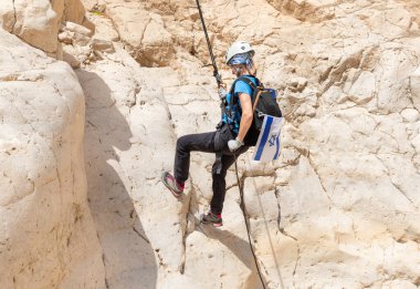 Kudüs, İsrail, 05 Mayıs 2022: İsrail Bağımsızlık Günü deneyimli sporcusu, İsrail 'in Kudüs kenti yakınlarındaki Khatsatson deresi yakınlarındaki Judean Çölü dağlarında iple iple iniyor..