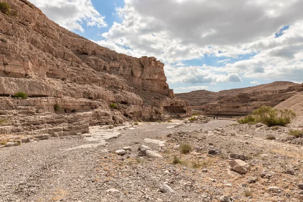Kuru nehir yatağı Khatsatson deresinin yakınındaki taştan çölden geçiyor, İsrail 'deki Kudüs yakınlarında, Ölü Deniz' in İsrail tarafında.