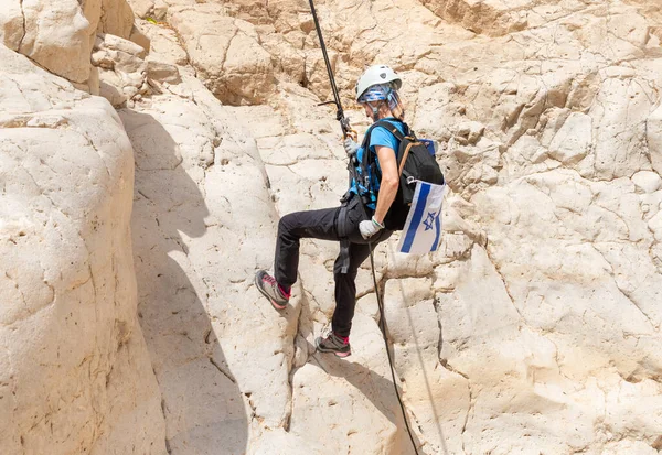 Kudüs, İsrail, 05 Mayıs 2022: İsrail Bağımsızlık Günü deneyimli sporcusu, İsrail 'in Kudüs kenti yakınlarındaki Khatsatson deresi yakınlarındaki Judean Çölü dağlarında iple iple iniyor..