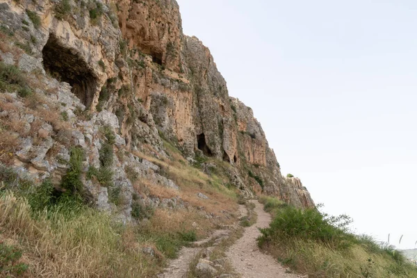 Kinneret Gölü kıyısındaki Arbel Dağı 'ndaki antik yerleşim alanının kalıntıları. Kuzey İsrail' deki Tiberias kenti yakınlarındaki Celile Denizi.