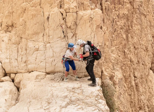Kudüs, İsrail, 05 Mayıs 2022: İsrail Bağımsızlık Günü 'ndeki ekstrem sporcular, İsrail' in Kudüs kenti yakınlarındaki Khatsatson deresi yakınlarındaki Judean Çölü dağlarında iple iple inmeye hazırlanıyorlar..