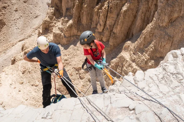 Kudüs, İsrail, 16 Nisan 2022: Sporcular, İsrail 'in Kudüs yakınlarındaki Tamarim deresi yakınlarındaki Musevi Çölü' nün dağlarında çatırdamak için ekipmanla dağdan inmeye başladılar.