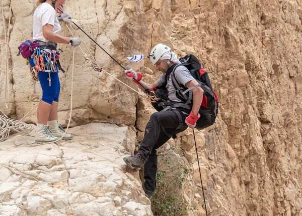 Kudüs, İsrail, 05 Mayıs 2022: İsrail Bağımsızlık Günü deneyimli sporcusu, İsrail 'in Kudüs kenti yakınlarındaki Khatsatson deresi yakınlarındaki Judean Çölü dağlarında iple iple inmeye başladı..