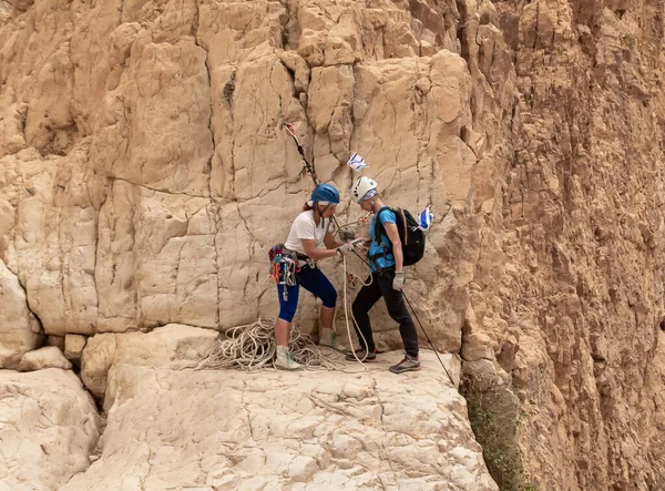 Kudüs, İsrail, 05 Mayıs 2022: İsrail Bağımsızlık Günü 'ndeki ekstrem sporcular, İsrail' in Kudüs kenti yakınlarındaki Khatsatson deresi yakınlarındaki Judean Çölü dağlarında iple iple inmeye hazırlanıyorlar..