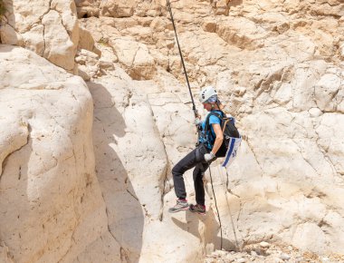 Kudüs, İsrail, 05 Mayıs 2022: İsrail Bağımsızlık Günü deneyimli sporcusu, İsrail 'in Kudüs kenti yakınlarındaki Khatsatson deresi yakınlarındaki Judean Çölü dağlarında iple iple iniyor..