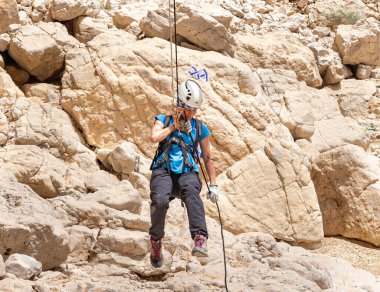 Kudüs, İsrail, 05 Mayıs 2022: İsrail Bağımsızlık Günü deneyimli sporcusu, İsrail 'in Kudüs kenti yakınlarındaki Khatsatson deresi yakınlarındaki Judean Çölü dağlarında iple iple inmeye başladı..