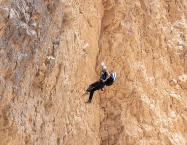 Kudüs, İsrail, 05 Mayıs 2022: İsrail Bağımsızlık Günü deneyimli sporcusu, İsrail 'in Kudüs kenti yakınlarındaki Khatsatson deresi yakınlarındaki Judean Çölü dağlarında iple iple iniyor..