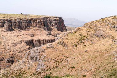 İsrail 'in kuzeyindeki Tiberias kenti yakınlarındaki Kinneret Gölü kıyılarında yer alan Arbel Dağı' nın çalı ve çalı ile kaplı yamacı..