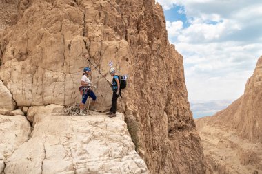 Kudüs, İsrail, 05 Mayıs 2022: İsrail Bağımsızlık Günü 'ndeki ekstrem sporcular, İsrail' in Kudüs kenti yakınlarındaki Khatsatson deresi yakınlarındaki Judean Çölü dağlarında iple iple inmeye hazırlanıyorlar..