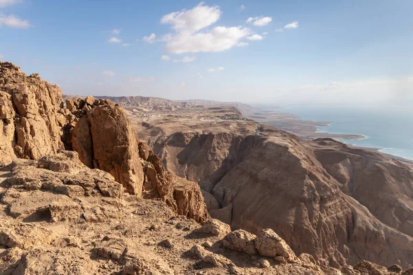 이스라엘 예루살렘 사해의 이스라엘쪽에 시냇가 근처에 돌사막 의사해 근처에서 떠오르는 — 스톡 사진