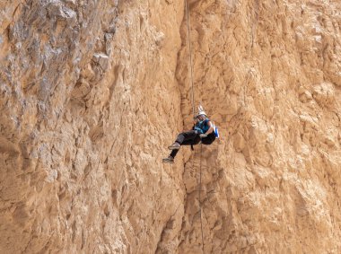 Kudüs, İsrail, 05 Mayıs 2022: İsrail Bağımsızlık Günü deneyimli sporcusu, İsrail 'in Kudüs kenti yakınlarındaki Khatsatson deresi yakınlarındaki Judean Çölü dağlarında iple iple iniyor..