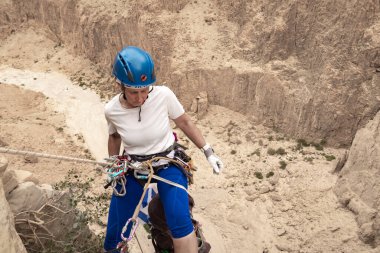 Kudüs, İsrail, 05 Mayıs 2022: İsrail Bağımsızlık Günü deneyimli sporcusu, İsrail 'in Kudüs kenti yakınlarındaki Khatsatson deresi yakınlarındaki Judean Çölü dağlarında iple iple iniyor..