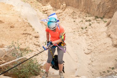 Kudüs, İsrail, 05 Mayıs 2022: İsrail Bağımsızlık Günü deneyimli sporcusu, İsrail 'in Kudüs kenti yakınlarındaki Khatsatson deresi yakınlarındaki Judean Çölü dağlarında iple iple iniyor..