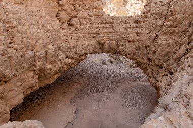Kuru nehir yatağındaki doğal taş kemer Khatsatson deresinin yakınındaki taştan çölden geçiyor, İsrail 'deki Ölü Deniz' in İsrail tarafında, Kudüs yakınlarında.
