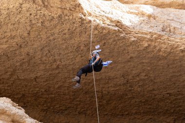 Kudüs, İsrail, 05 Mayıs 2022: İsrail Bağımsızlık Günü deneyimli sporcusu, İsrail 'in Kudüs kenti yakınlarındaki Khatsatson deresi yakınlarındaki Judean Çölü dağlarında iple iple iniyor..